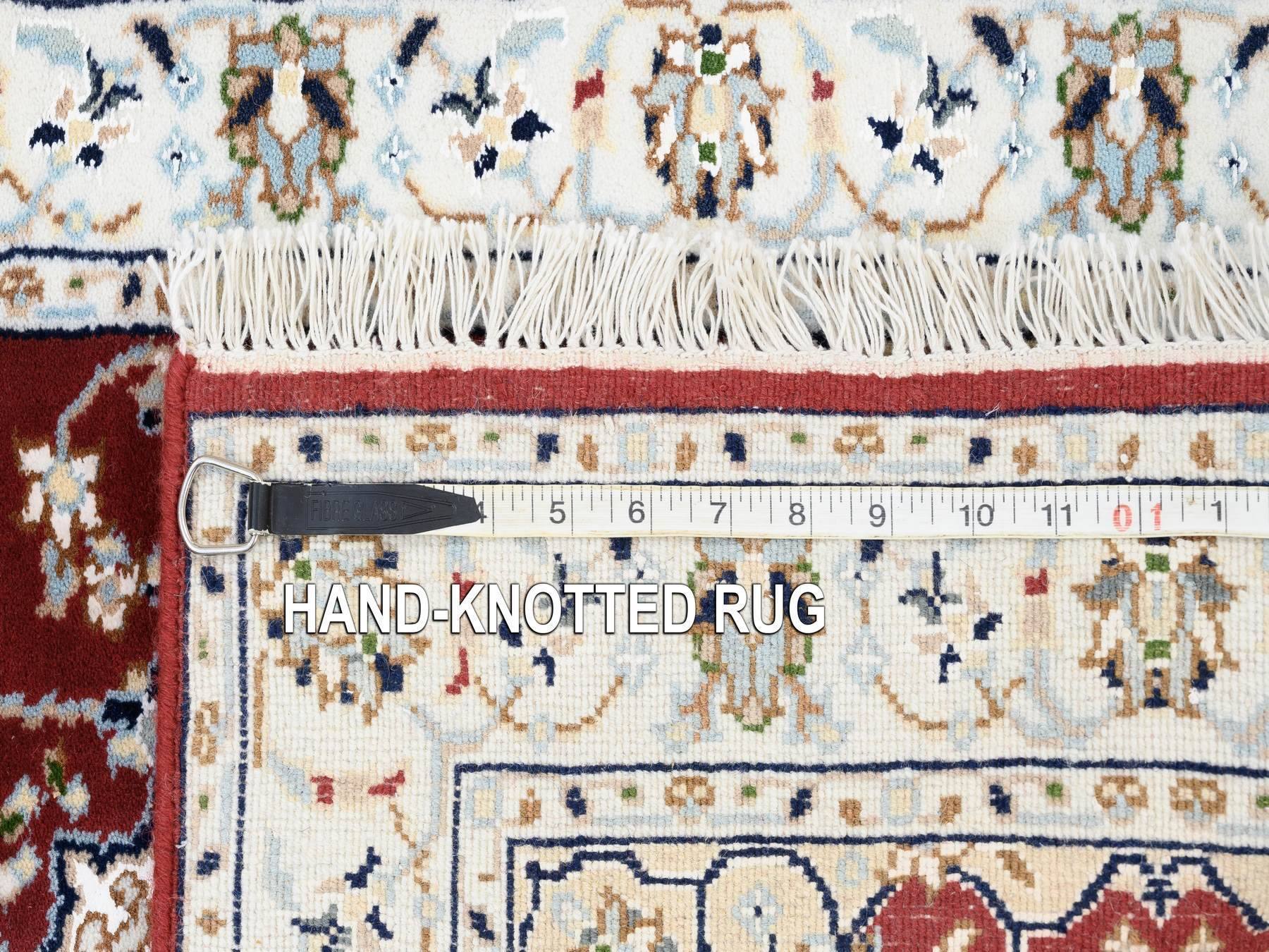 Traditional Rugs LUV570636